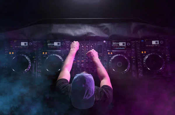 Pikapta karizmatik disk jokeyi. DJ parti sırasında gece kulübündeki en iyi, en ünlü CD çalarda çalar. EDM, parti konsepti.