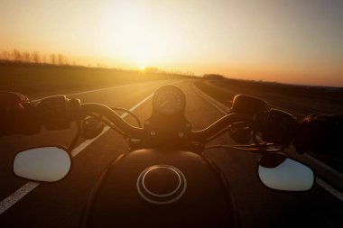 Motosiklet gidonun üzerinde görünümü, yolculuğu sırasında Pov shot.