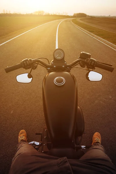 Pohled přes Řídítka motocyklu, Pov zraněním jízda. — Stock fotografie