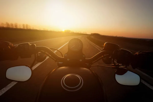 Pohled přes Řídítka motocyklu, Pov zraněním jízda. — Stock fotografie