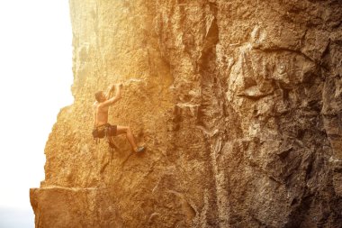 Günbatımı sırasında atletik erkek dağcılık.