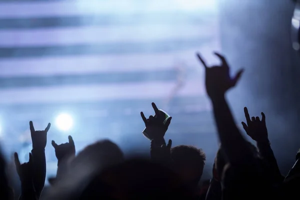 Siluet eller izleyici kalabalık insan akıllı telefonlar ile konser kulüp eğleniyor kullanın.