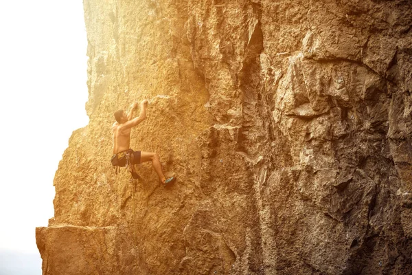 Günbatımı sırasında atletik erkek dağcılık.