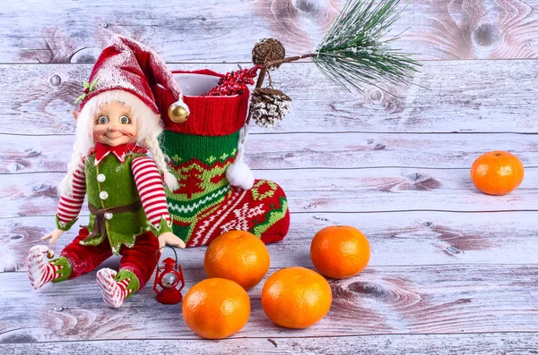 Scena natalizia con elfo, calzini natalizi, mandarini e abete rosso — Foto Stock