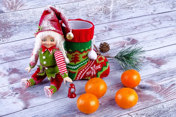 Scena natalizia con elfo, calzini natalizi, mandarini e abete rosso — Foto Stock