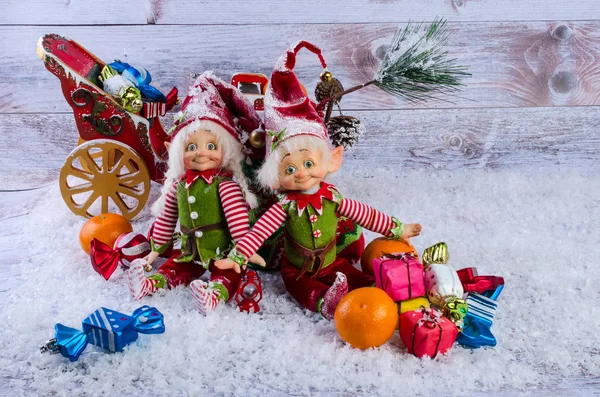 Elfler, Noel çorap, mandalina ve hediye ile Noel sahne