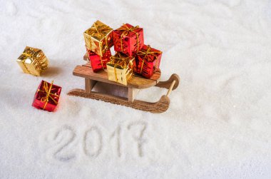 Beyaz arka plan üzerinde renkli hediyelerle sledge.