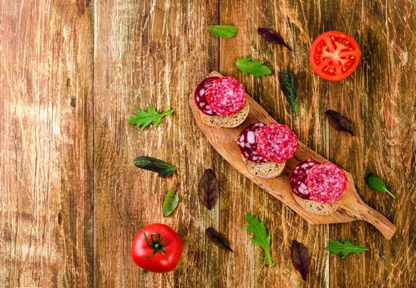 Sandwiches Wurst, Kräuter und Tomaten. — Stockfoto