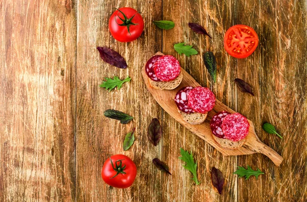 Sandwiches Wurst, Kräuter und Tomaten. — Stockfoto