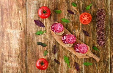 Sandviç sosis, otlar ve domates.