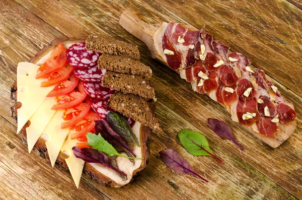 Domates, salam, peynir ve ekmek bir güdük.
