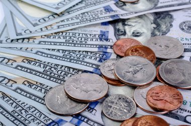 Üstünde tepe-in yüz dolarlık banknot farklı mezheplerin sent.