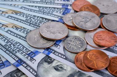 Üstünde tepe-in yüz dolarlık banknot farklı mezheplerin sent.