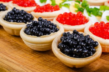 Havyar ve soğan ile tartlets.