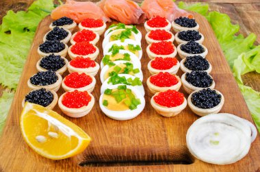 Havyar, tuzlanmış somon ve yumurta ile tartlets.