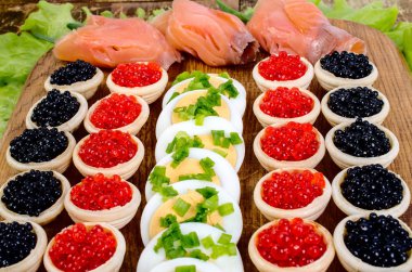 Havyar, tuzlanmış somon ve yumurta ile tartlets.