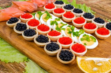 Havyar, tuzlanmış somon ve yumurta ile tartlets.