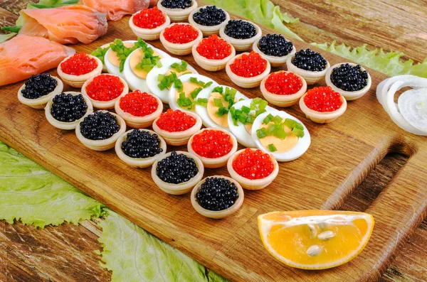 Havyar, tuzlanmış somon ve yumurta ile tartlets.