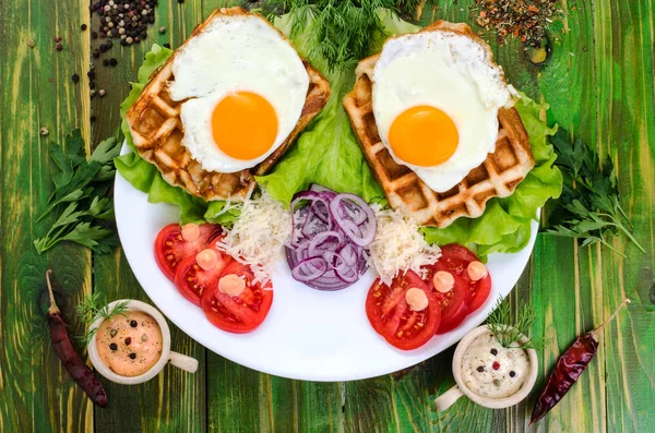 Huevos fritos y tomates en un plato blanco . —  Fotos de Stock