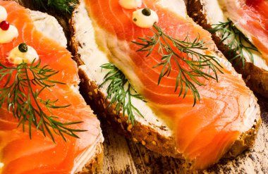 Sandviç somon füme ve dereotu ile.