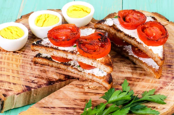 Сэндвичи с жареными помидорами и вареными яйцами . — стоковое фото