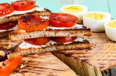 Kızarmış domates ve haşlanmış kıyılmış yumurta sandviç. 