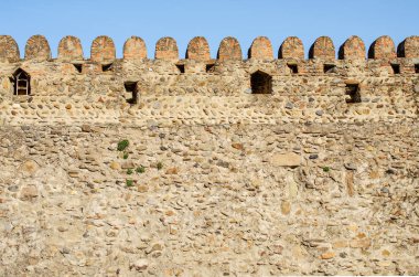 Taştan yapılmış eski kale duvarı.