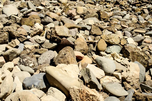 Muchas piedras en una pila en las montañas. Vista horizontal . — Foto de Stock