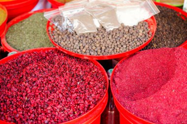 Baharat renkli kaplarda piyasada.