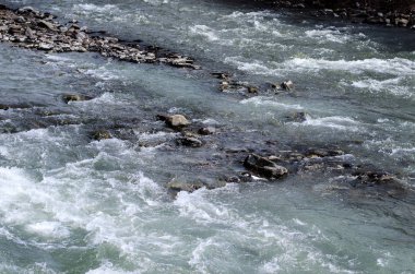 Arka plan. Hızlı dağ nehir. Taşlar arasında. 