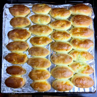 Fazla pişmiş turta fırın tepsisine yalan.