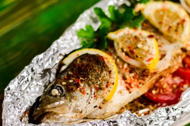 Kızarmış Balık folyo ahşap arka plan üzerinde.