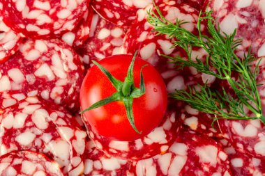 Büyük olgun kırmızı domates ve dereotu yalanlar üzerine bulanık bir b Şubesi