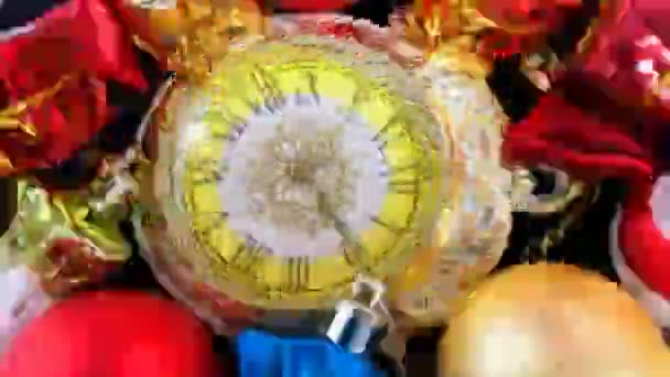 Weihnachtsspielzeug und schöne Uhren. bewegen sich im Kreis. Zeitraffer. — Stockvideo