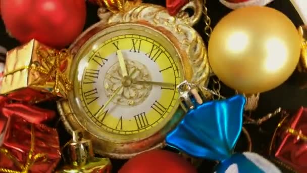 Juguetes de Navidad y hermosos relojes. Mover en un círculo . — Vídeo de stock