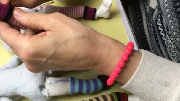 Maître marionnettiste fait des chaussures et des vêtements pour poupées .