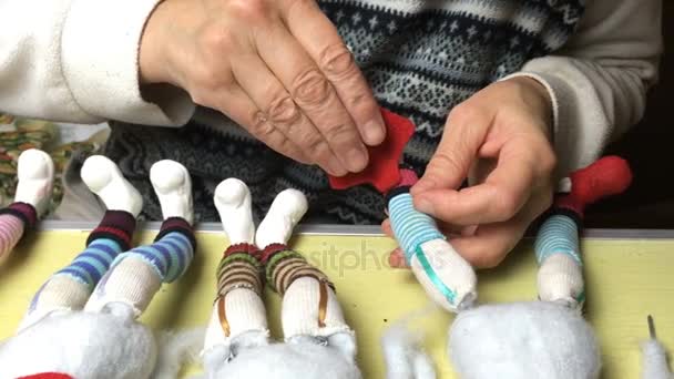 Mistr Loutkář dělá boty a oblečení pro panenky. — Stock video