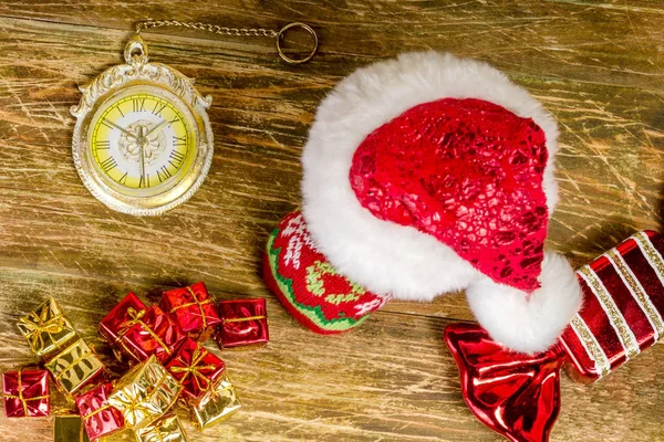 Caramelle decorative, mucchio di regali e orologio di Natale. Vista dall'alto . — Foto Stock