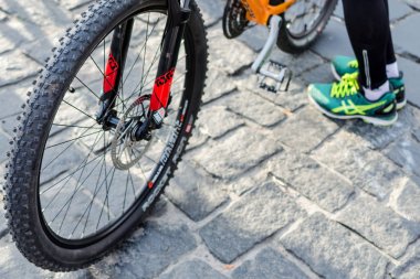 Kiev, Ukrayna, Ekim 2017: - bir bisikletçi Onun Bisiklet standları