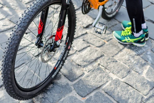 Kiev, Ukrayna, Ekim 2017: - bir bisikletçi Onun Bisiklet standları