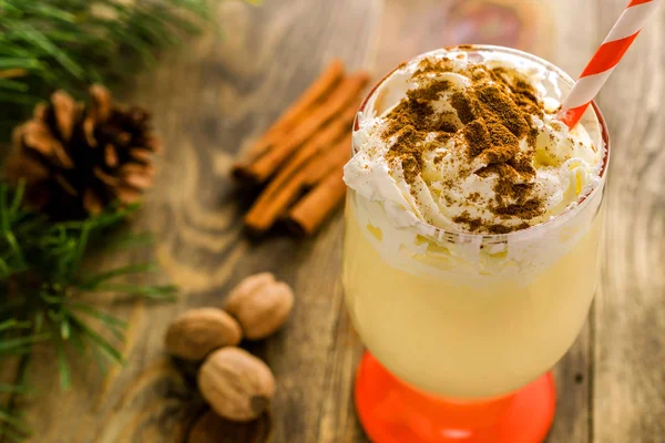 Χριστουγεννιάτικο σπιτικό γλυκό ποτό: eggnog με κανέλα, μοσχοκάρυδο και — Φωτογραφία Αρχείου