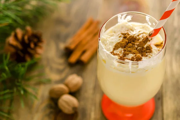 Karácsonyi házi édes ital: eggnog, fahéj, szerecsendió és — Stock Fotó