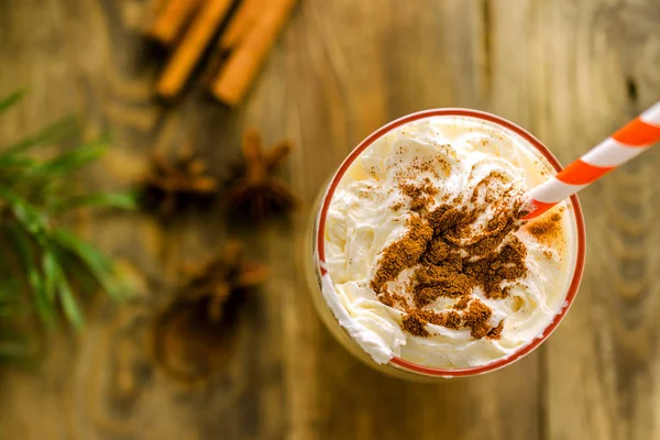 Christmas homemade sweet drink: eggnog with cinnamon, anise and — Stock Photo, Image