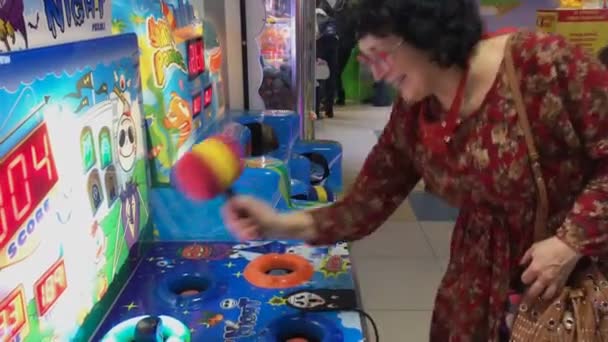 Kiev, Oekraïne, oktober 2017: - elegante vrouw speelt leuk op amusement machines. — Stockvideo