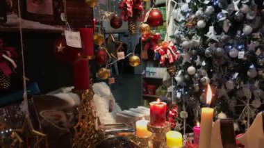 Depodaki Noel ağacı süsler.
