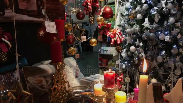 Schmuck am Weihnachtsbaum im Geschäft. — Stockvideo