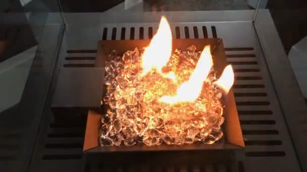 Kunstmatige brand in een metalen plaat. — Stockvideo