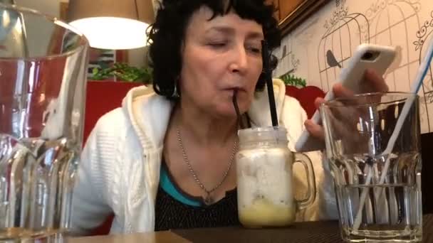 Kiew Ukraine Oktober 2017 Eine Erwachsene Frau Trinkt Einem Café — Stockvideo