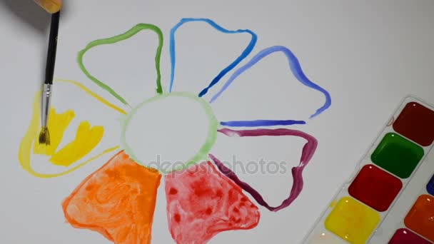 Дитина Малює Квітку Пензлем Фарбами Крупним Планом — стокове відео