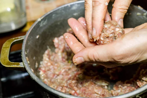 Человеческие руки делают фрикадельки из сырого мяса. Концепция — стоковое фото